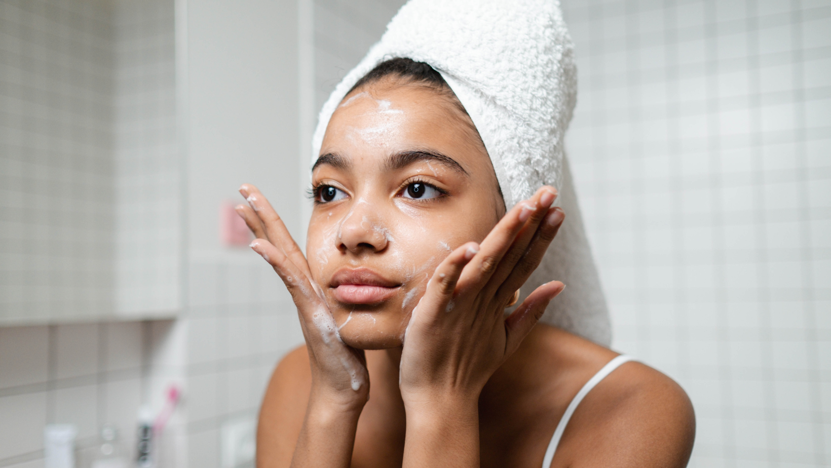 Managing Hormonal Acne: A Guide to Clearing Your Skin Naturally